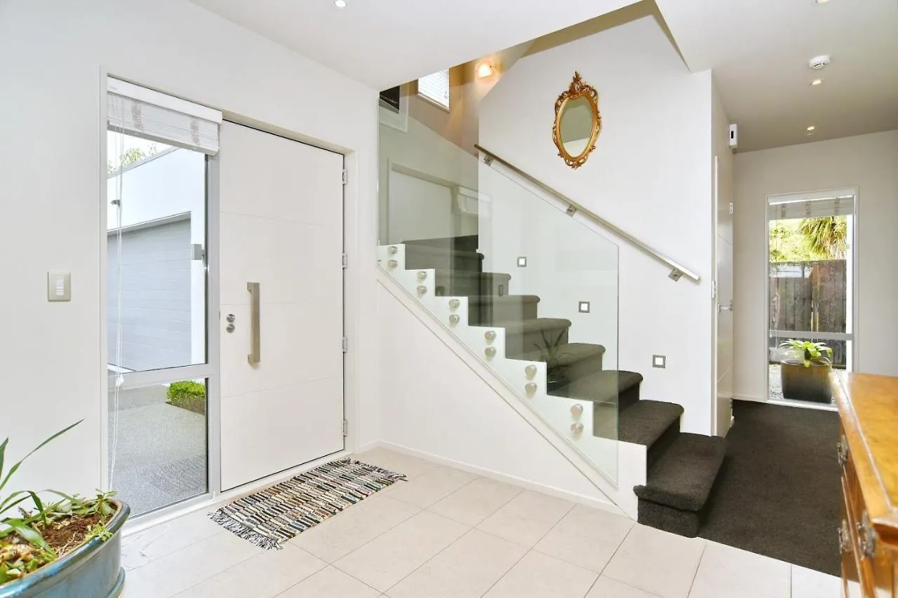 Jeffreys Road - Christchurch Holiday Homes